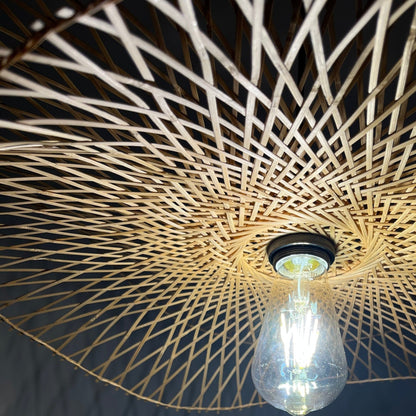 Ceiling lamps usually show personality and character in rooms. If you are looking to add a natural and fresh touch to your room, our Tulul Bamboo Lamp Shade is the ideal complement. Tulul presents an elegant and original design in a natural style with a lampshade made of bamboo, a material that is increasingly used in homes, integrating the eco-friendly philosophy